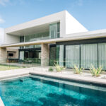 When renovating in Malaysia, many homeowners are accustomed to “using the same type of doors and windows throughout the entire house.” However, in reality, different room types and locations have entirely different requirements for doors and windows. Properly matching door and window types can not only enhance living comfort but also avoid unnecessary expenses.